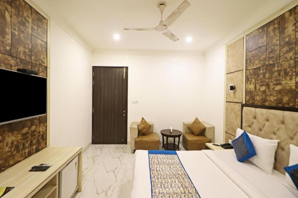 ניו דלהי Hotel Almora Sky Near By Delhi International Airport With - Free Airport Pickup And Drop מראה חיצוני תמונה
