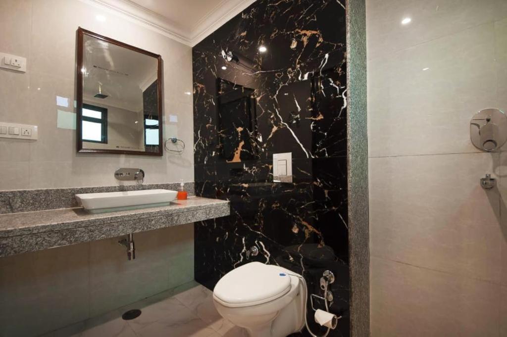 ניו דלהי Hotel Almora Sky Near By Delhi International Airport With - Free Airport Pickup And Drop מראה חיצוני תמונה