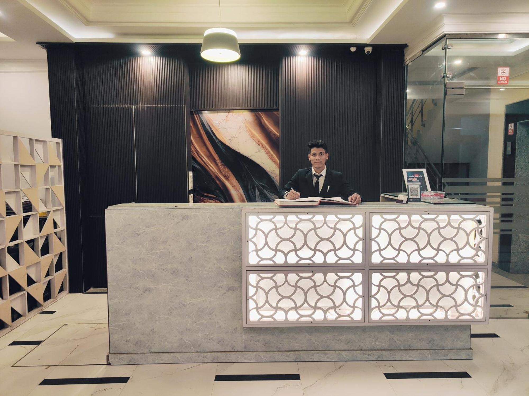 ניו דלהי Hotel Almora Sky Near By Delhi International Airport With - Free Airport Pickup And Drop מראה חיצוני תמונה